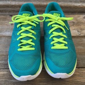 Nike training shoes EUC size 9